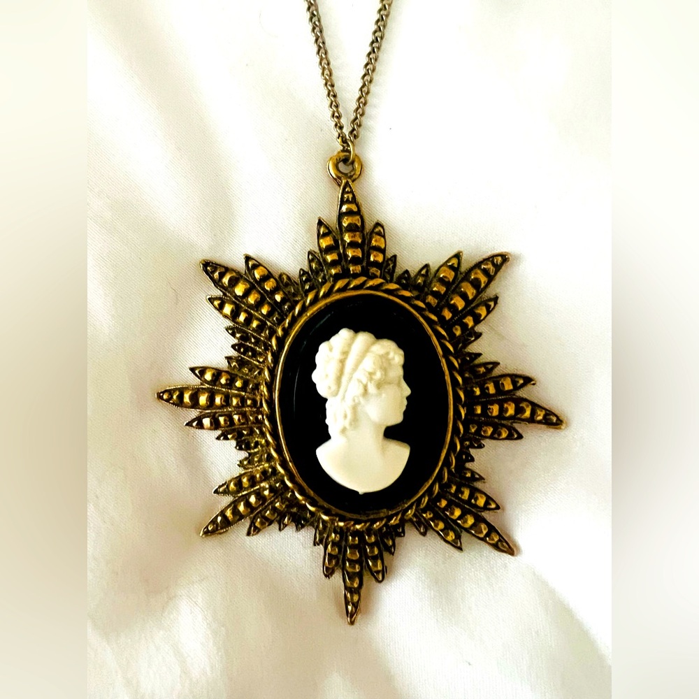 Coro vintage cameo pendent with 16-18” chain